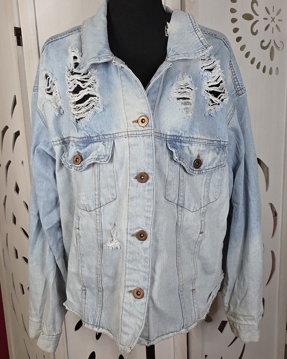 Wild Fable Women's Distressed Thrashed Cropped Denim Button Down Jacket Size XL